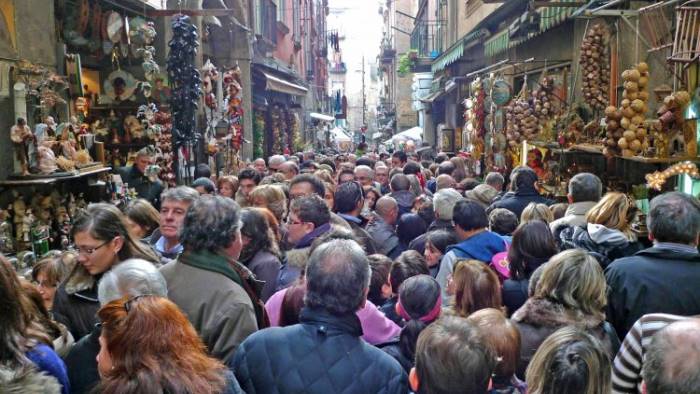 Il centro storico di Napoli, riconosciuto come Patrimonio dell'Umanità dall'UNESCO nel 1995, è una delle zone urbane più ricche di storia e cultura al mondo. Nel corso degli ultimi decenni, la sua evoluzione ha vissuto straordinarie trasformazioni, passando da un periodo di degrado e abbandono a una rinascita che ha saputo armonizzare tradizione e innovazione, divenendo una meta di grande richiamo per visitatori provenienti da ogni parte del mondo.